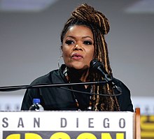 How tall is Yvette Nicole Brown?